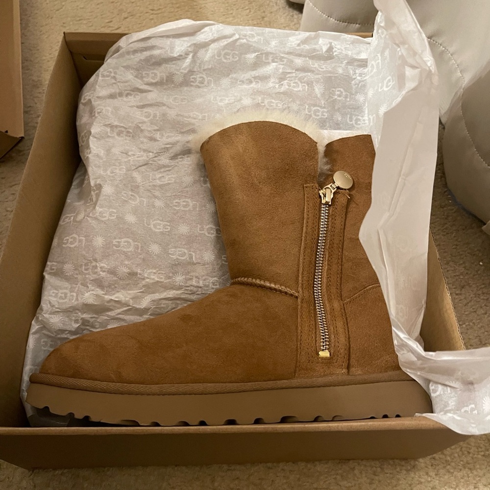 Ugg Bailey Zipper Short boots size 9